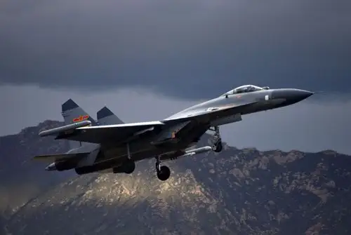 图为在飞行训练中,在检查完毕后,歼-11战斗机正在向起飞跑道滑行.