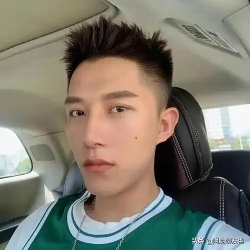 2021年超高人气的3款男生发型盘点,剪完时髦有型显帅气