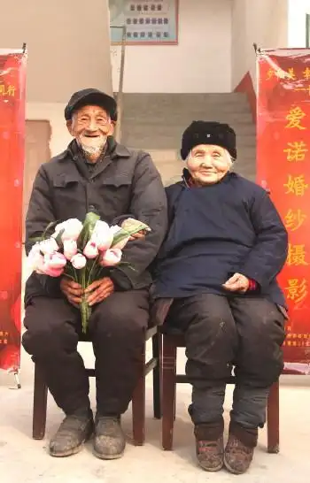 110张合影记录老夫妻幸福瞬间