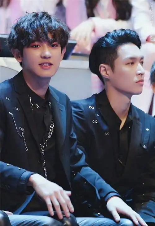 张艺兴ins直播连线朴灿烈#exo成员关系好常常联系很正常!