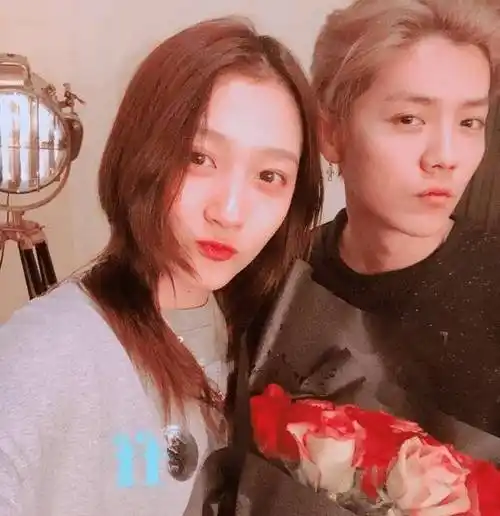 关晓彤晒甜蜜吻照, 鹿晗又有大批粉丝脱粉, 都说"太恶心"