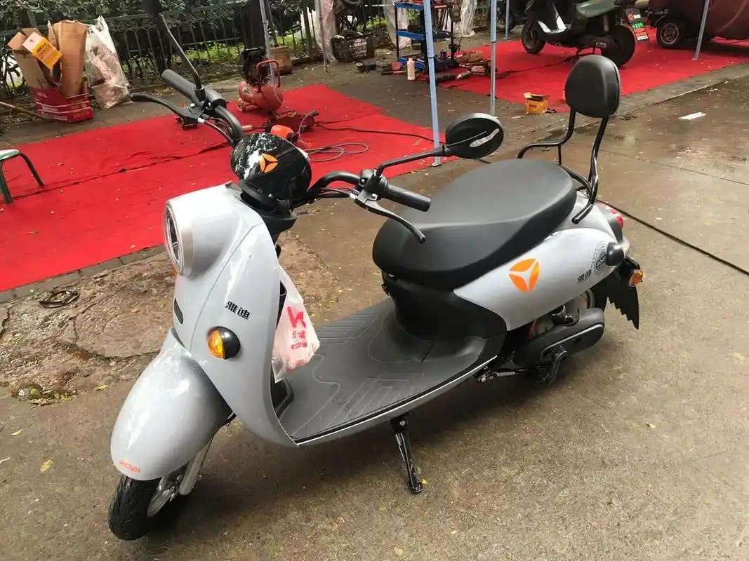 雅迪米彩2021,捡漏了 上班以来一直都骑助力车,现在秋冬了,手冻的不行