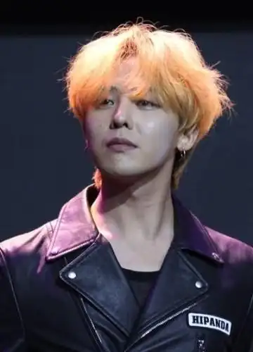 简介:权志龙橘发皮衣亮相 称要娶会做饭的女生,分享一组权志龙图片给