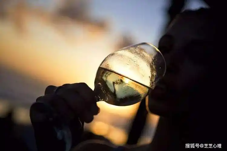 「心理学」从喝酒后的习惯看出他的本性