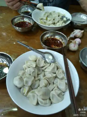 整整一大碗饺子,太多了,一个人吃不完.