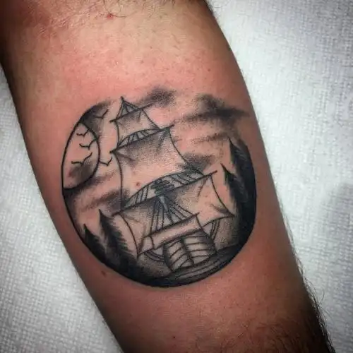 纹身小帆船 男生手臂上黑色纹身小帆船图案