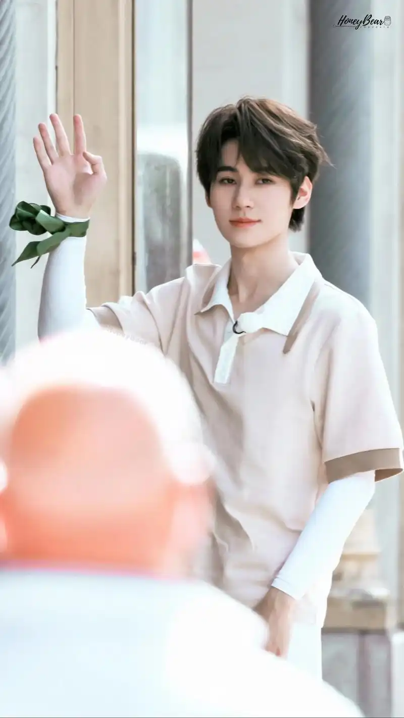 有谁能懂这绿色蝴蝶结丝带的含金量吗.#张真源 #张真源跑男