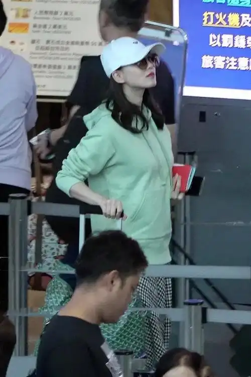 刘诗诗自从怀孕以后,就很少出现在公众视野中,一心当幸福的妈妈.