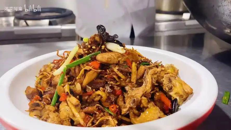 八大湘菜之一茶油炒鸡,我相信只有湖南人才能体会到它的精髓,吃后真是