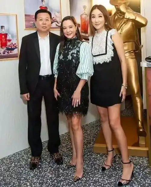 百亿豪门后人50岁二婚婚后秀巨钻显名媛范船王孙女为她祝贺