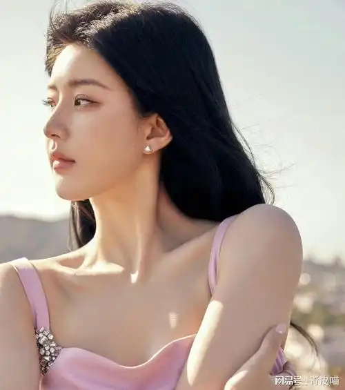 像3月的桃花美丽迷人眼刘亦菲杨紫景甜身着粉裙人比花娇