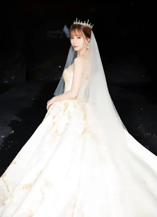 简介:沈梦辰唯美大气婚纱大秀写真图片,分享一组沈梦辰图片给大家,图