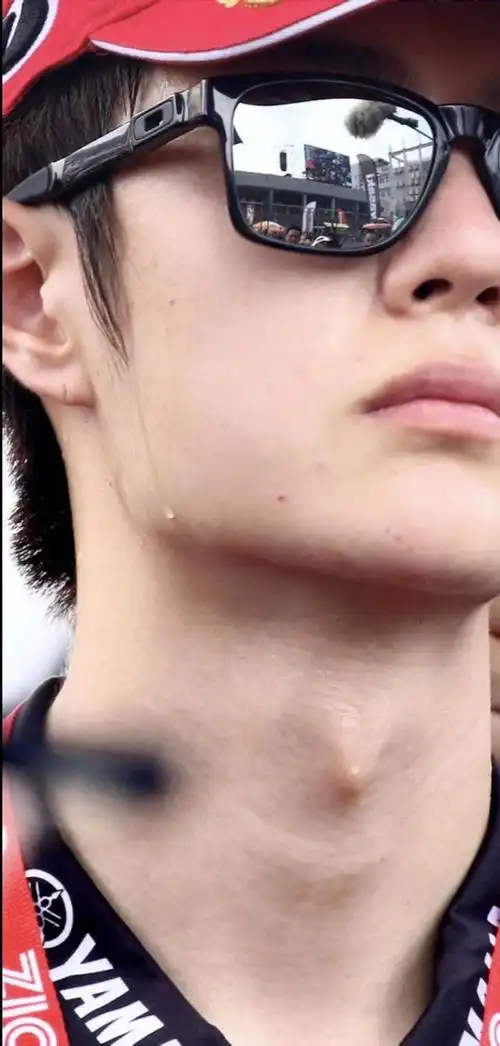 在怼脸拍超级高清的镜头下,王一博脸上的毛孔和鼻子上的黑头都很清晰