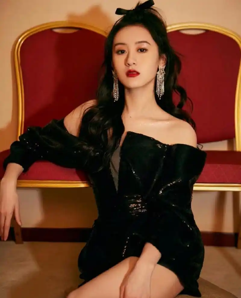 性感女神#袁冰妍# ,身穿一字肩短裙,脚蹬流苏鞋,精致立体的五官,烈焰