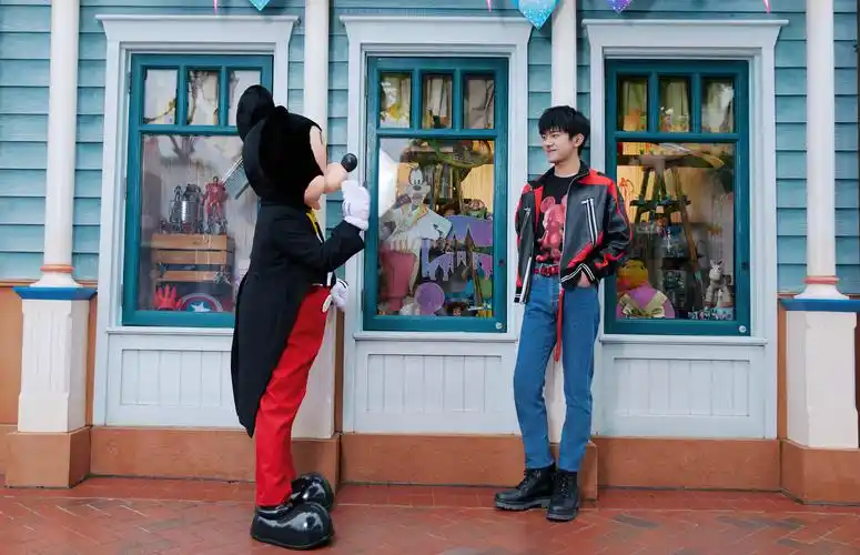 上海迪士尼携手易烊千玺推出5岁生日庆典限量合作商品