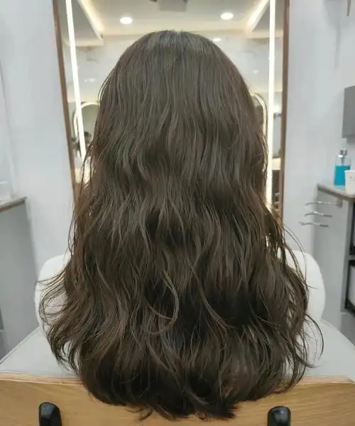 蓬松有显发量的烫发发型