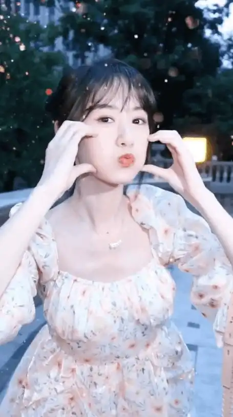 袁冰妍和鞠婧祎撞衫!一个甜美公主风,一个精致仙女范,更喜欢她