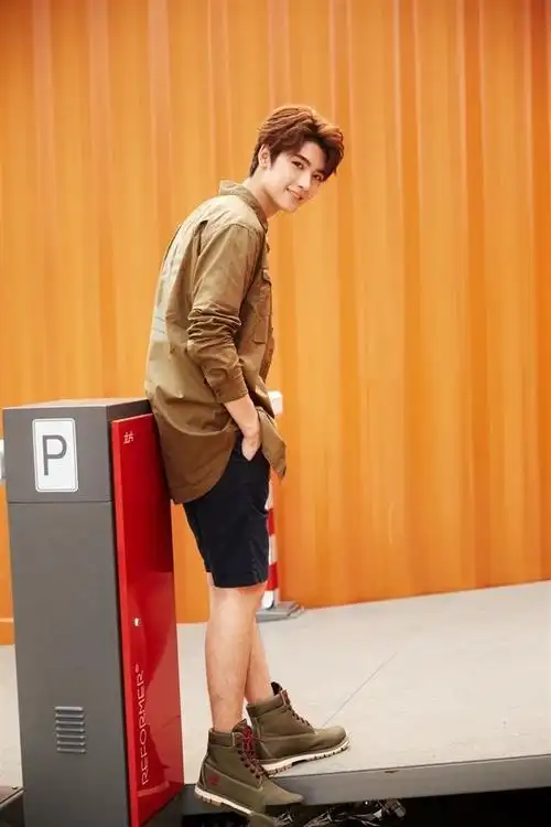 98小鲜肉黄俊捷时尚写真