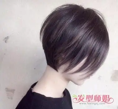后脑勺比较鼓的女生今年秋天梳短发发型,千万不要将头发整齐剪裁,否则