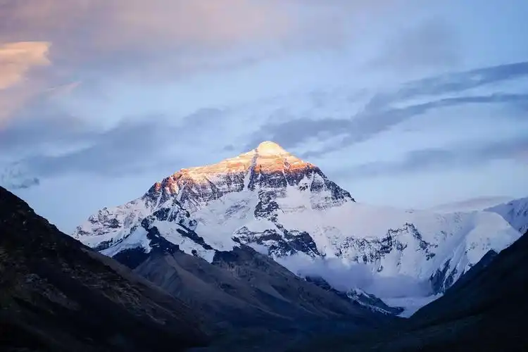 世界最高峰再一次被中国人征服,攀爬数小时登顶,只为珠峰量身高