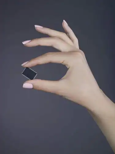 西方人,手,一个人,站,举,竖图,室内,特写,白天,正面,房间,欧洲,欧洲人