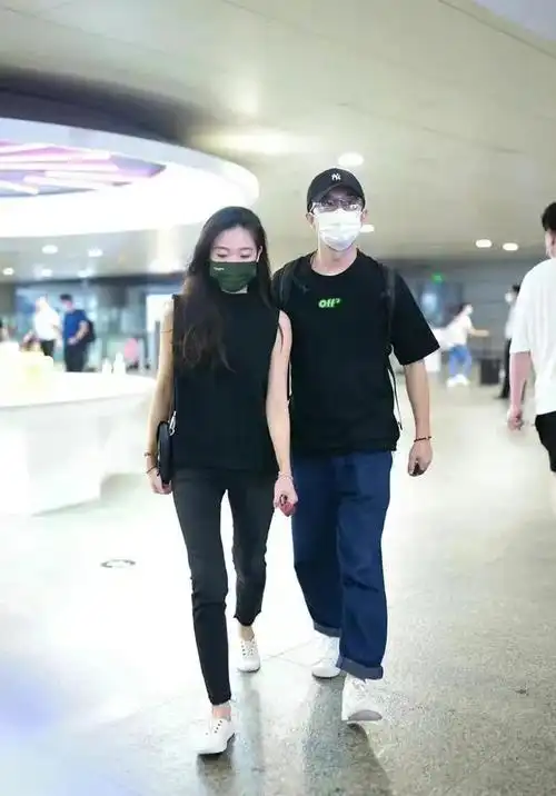 黄轩带女友现身机场,并肩而行,两人好般配!