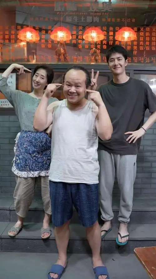 王一博陈烁全家福##王一博岳云鹏刘敏涛合照