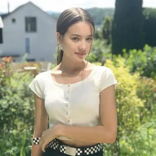 14岁中欧混血女孩,因打工意外走红,五官身材好得有点虚假