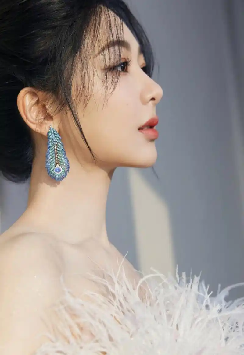 恬静优雅,清纯唯美的#杨紫# 一袭白色翎毛抹胸裙,肤白貌美,五官精致