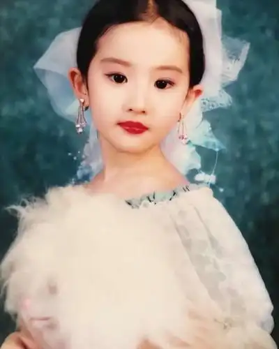 杨幂童年照杨幂和杨幂父亲,大眼睛高鼻梁,小时候的杨幂就很美啊,五官