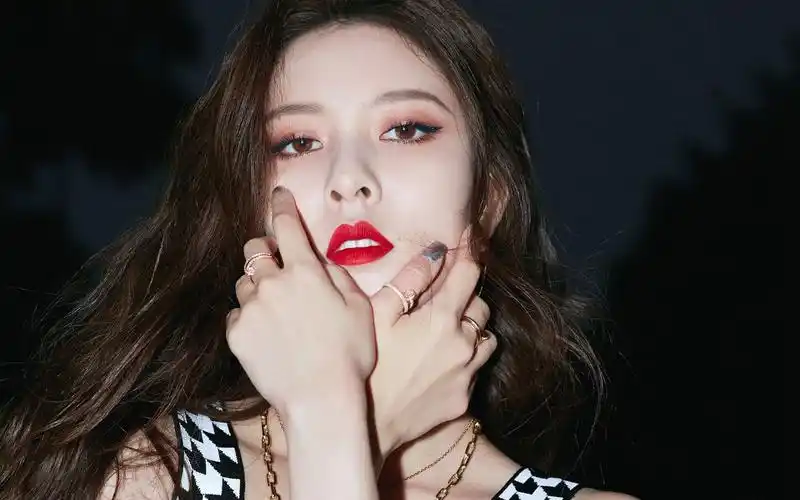 宋妍霏格纹吊带性感写真桌面壁纸