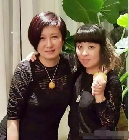 63岁赵宝刚和妻子闪婚二人生活素颜曝光妻子知性美丽资产多