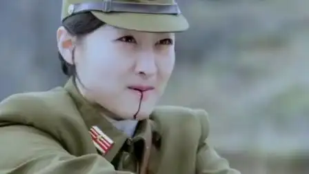 女鬼子一刀刺入姑娘胸膛,本以为死定了,不料姑娘拼死反杀她!