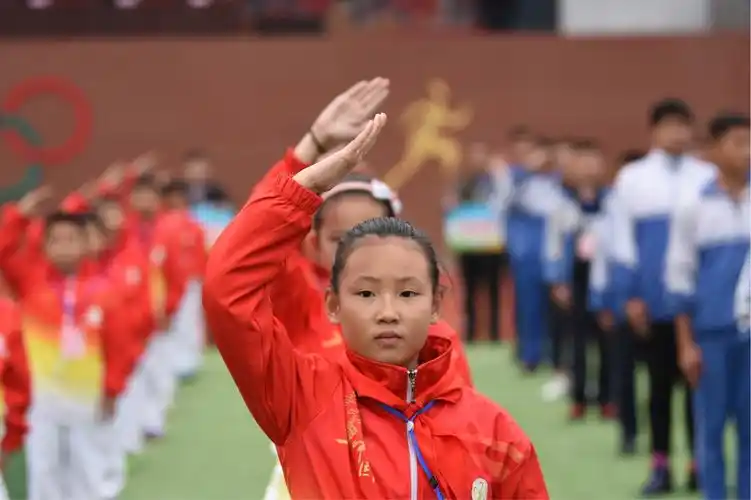 霍小少先队员敬礼