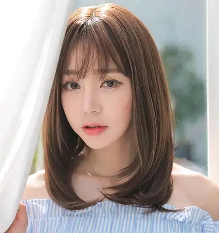 这款发型给人一种慵懒的感觉,一头卷曲的长发随意散放着,左右两侧膨胀