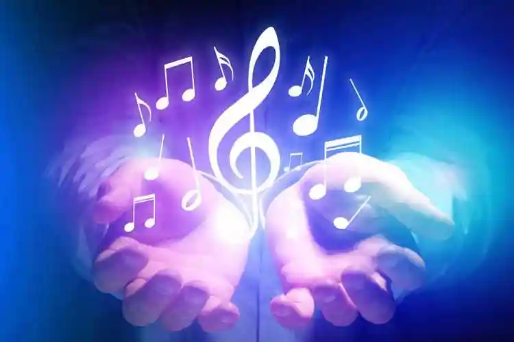 戴着耳机听音乐的人图片-夜晚灯火通明的街头戴着耳机听音乐的人素材