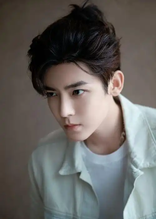 侯明昊穿水洗牛仔套装简约阳光 半扎小马尾造型少年俊朗