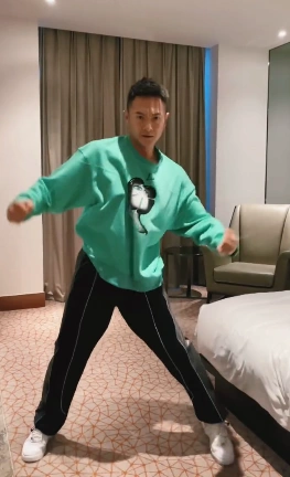 网友纷纷评论:"哥,保护好你的八块腹肌,别着凉了""小天哥