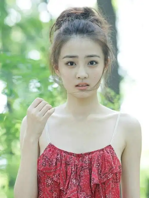 回顾徐璐:十三岁出道备受大导演照顾,好家世让她不怕不火