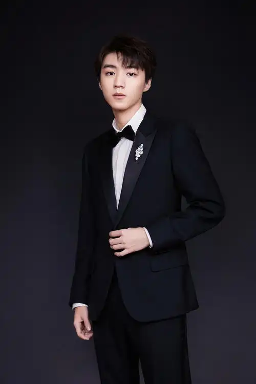 西装勾勒翩翩风度,三位沉稳少年也将继续用努力和勤奋点燃梦想,砥砺