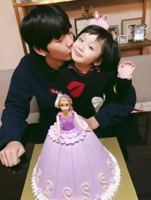 不过不得不说洪欣的基因还是很靠谱的,大儿子长得帅气,女儿颜值也不