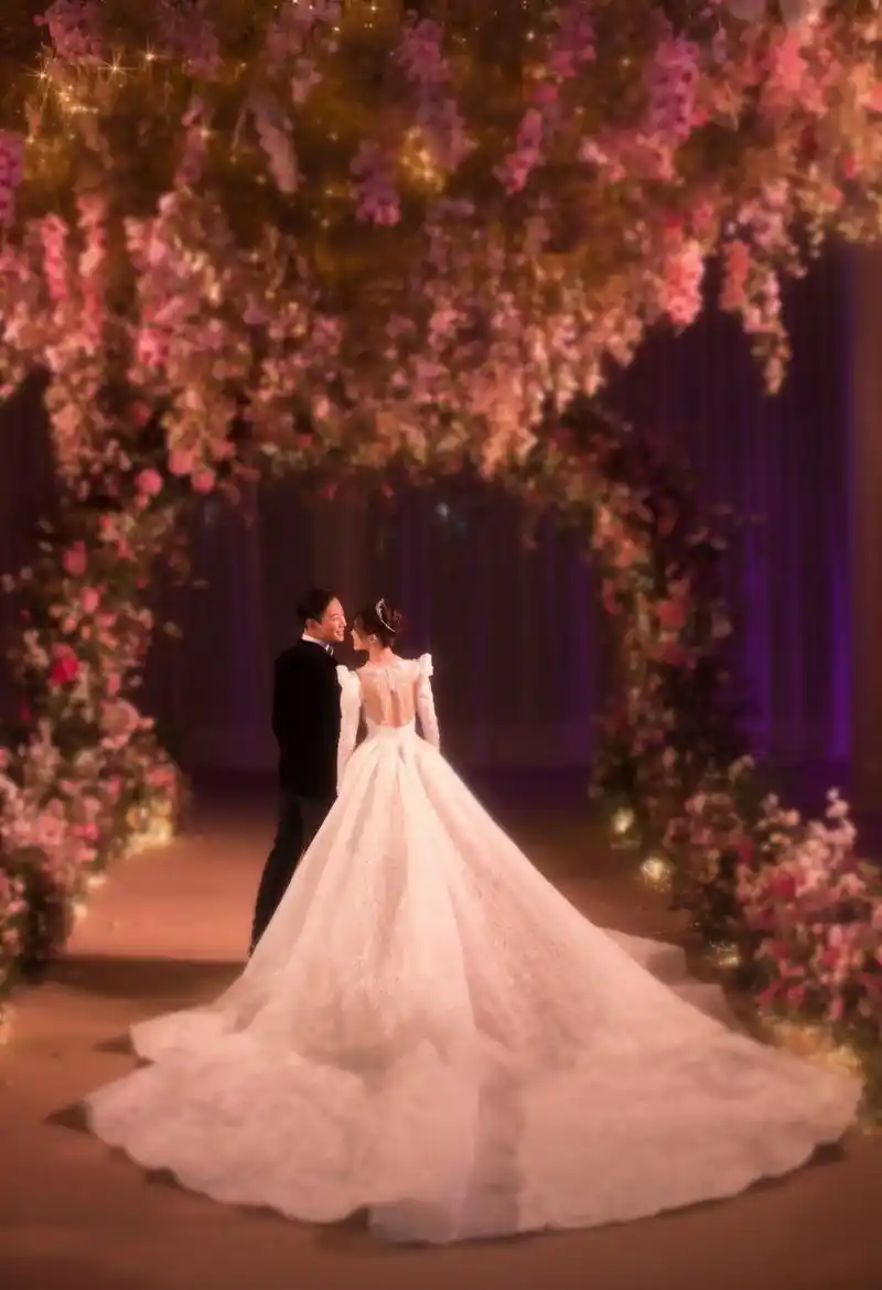 罗晋唐嫣工作室晒婚礼现场九宫格,两人在花海中亲吻,浪漫唯美!