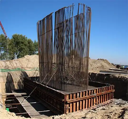 3,承台将几根或者设置的十几根桩形成了一个基础,它有不同的类型划分