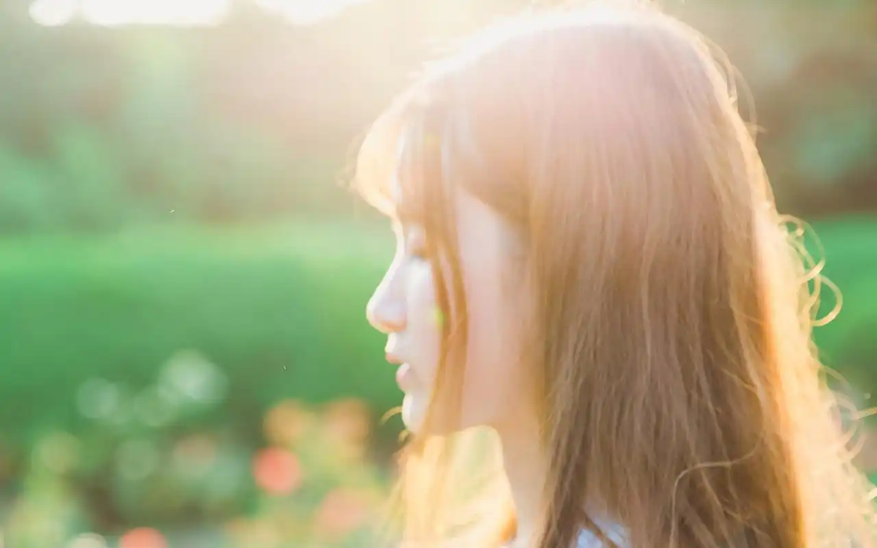 花海中的清纯女孩高清桌面壁纸