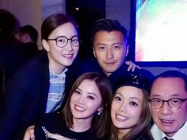 谢霆锋与容祖儿现身上海!陪杨受成老板逛街过五一,全程乖巧听话