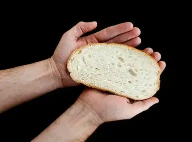 手拿着面包图片