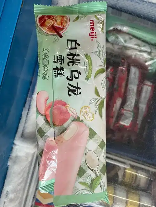 最近真的好热还是来点雪糕凉快凉快(凉快的～) 明治家的白桃乌龙你