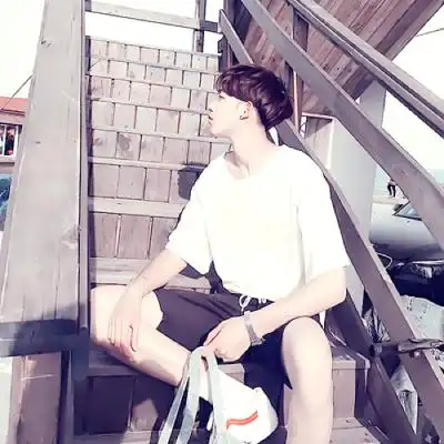 作为男生,必须要有脊背一样的正直,让人过目不忘的俊朗,写得一手好字