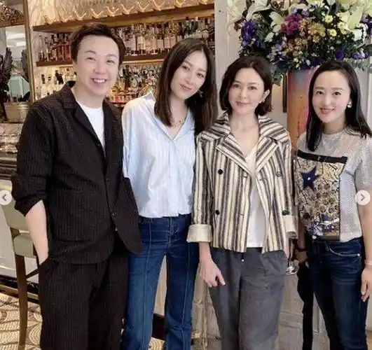 58岁关之琳与好友聚会,穿衣打扮似少女,与母亲逛街成全场焦点_身材