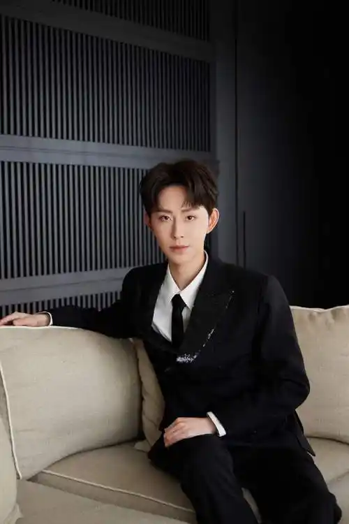 北影节红毯上唯一的电商主播,瑜大公子黑色西装获路人好评!